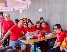 Das Haus St. Stephan nahm an den Special Olympics teil. Sie sitzen an einen Tisch herum und genießen eine Pause. 