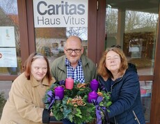 Einige Bewohner*innen vom Caritas Haus Vitus präsentieren ihren Adventkranz.