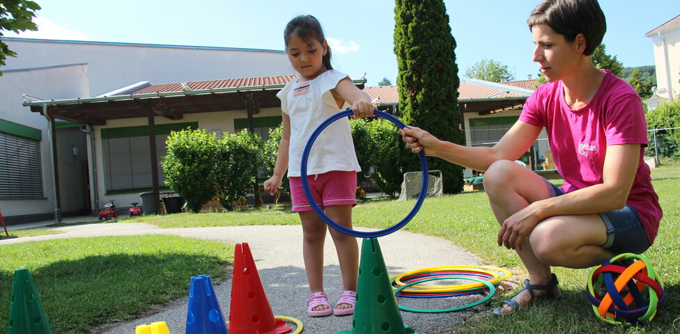 Sonderkindergartenpädagogin spielt mit Kind