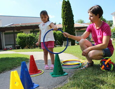 Sonderkindergartenpädagogin spielt mit Kind