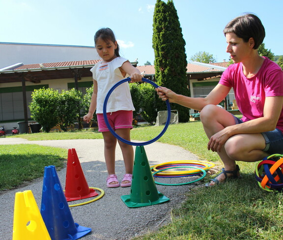 Sonderkindergartenpädagogin spielt mit Kind