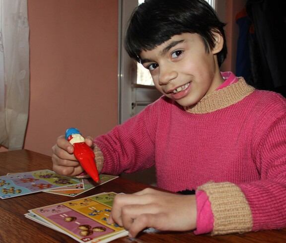 Carina, eines von rund 90 betreuten Kinder der Caritas in Blaj, beim Lernen.