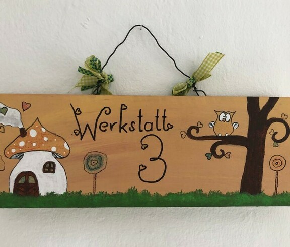 Ein selbstgebasteltes Schild der Werkstatt des Caritas Haus Vitus