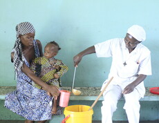 Im Caritas Ernährungszentrum in Kinshasa bekommt Silia Nahrung für ihr Kind