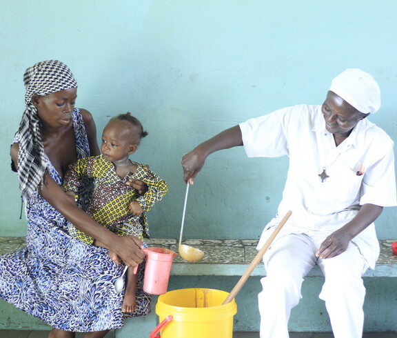 Im Caritas Ernährungszentrum in Kinshasa bekommt Silia Nahrung für ihr Kind