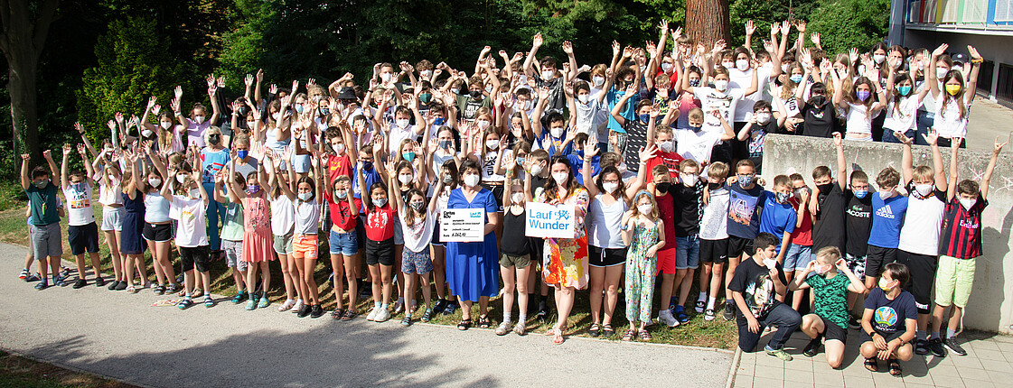 Alle Schüler*innen der ersten und zweiten Klassen vom Gymnasium Wolfgarten in Eisenstadt beim Caritas Laufwunder 2021