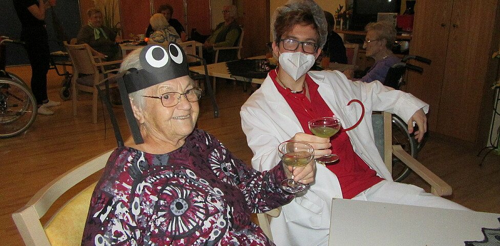 Unsere Bewohner*innen und Mitarbeiter*innen bei der Halloweenparty im Caritas Haus Elisabeth in Rechnitz.