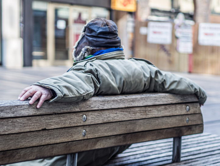 obdachloser-mann-sitzend-auf-parkbank