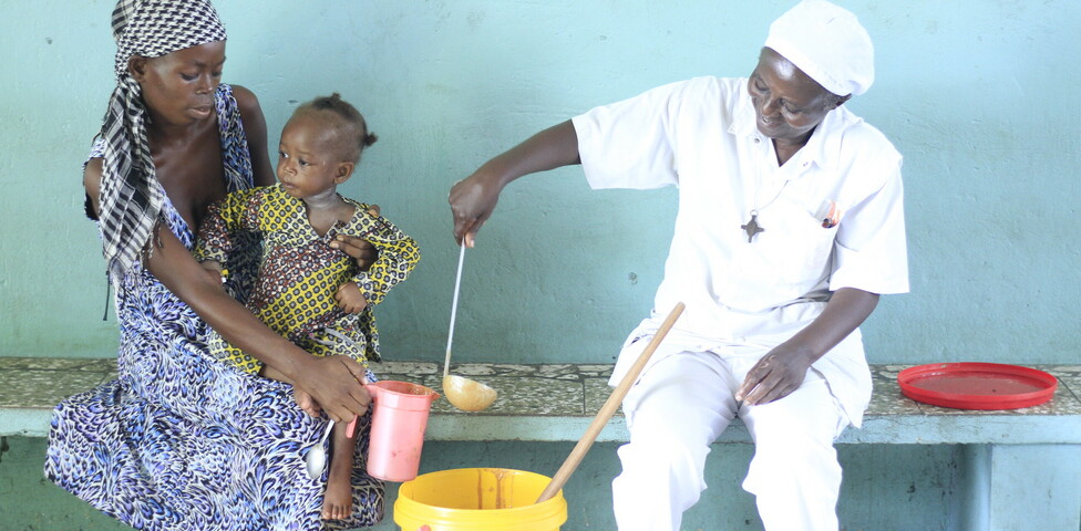 Im Caritas Ernährungszentrum in Kinshasa bekommt Silia Nahrung für ihr Kind