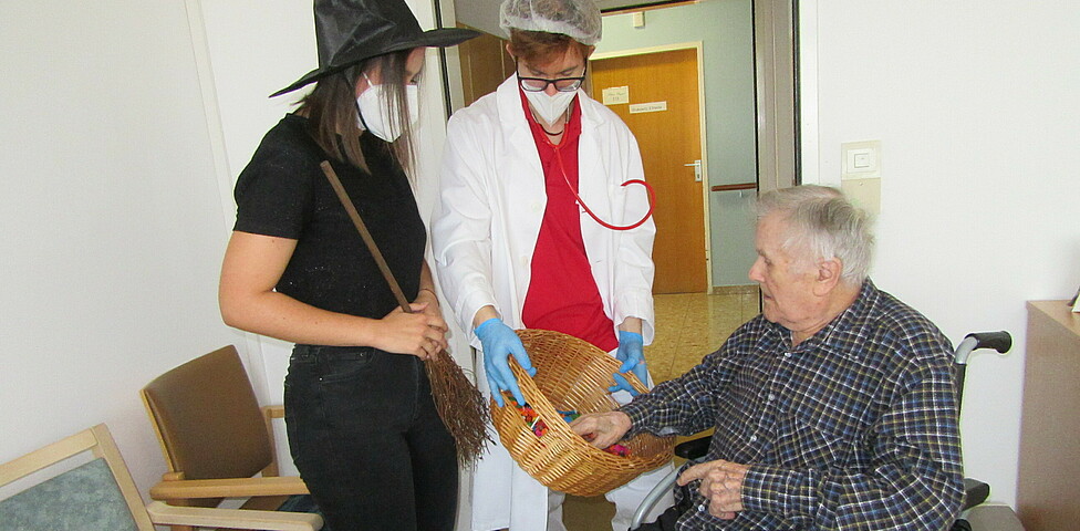 Unsere Bewohner*innen und Mitarbeiter*innen bei der Halloweenparty im Caritas Haus Elisabeth in Rechnitz.